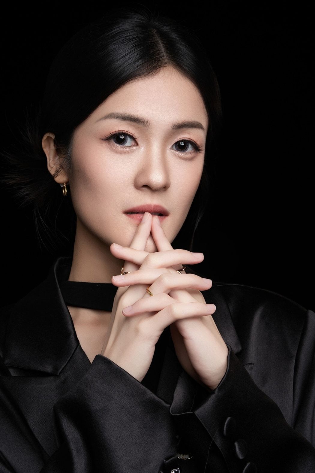 Kate Yip 人像,身穿黑色缎面西装
