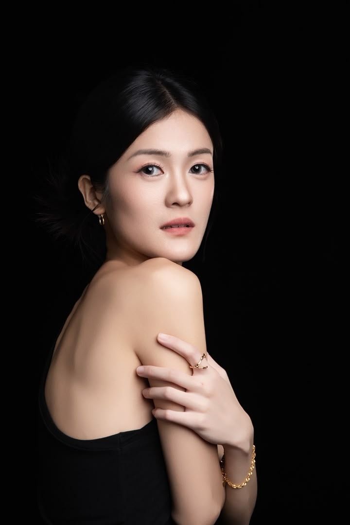 Kate Yip 人像，展现肩颈与身形线条